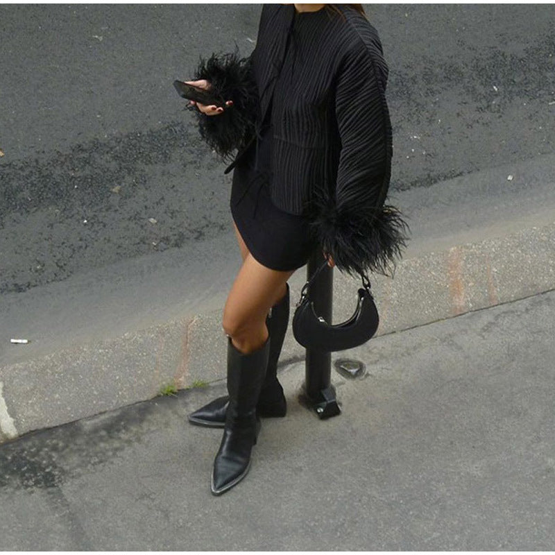 Chaqueta Negra Plisada con Puños de Plumas para Mujer | Ropa Exterior Elegante con Detalles Únicos