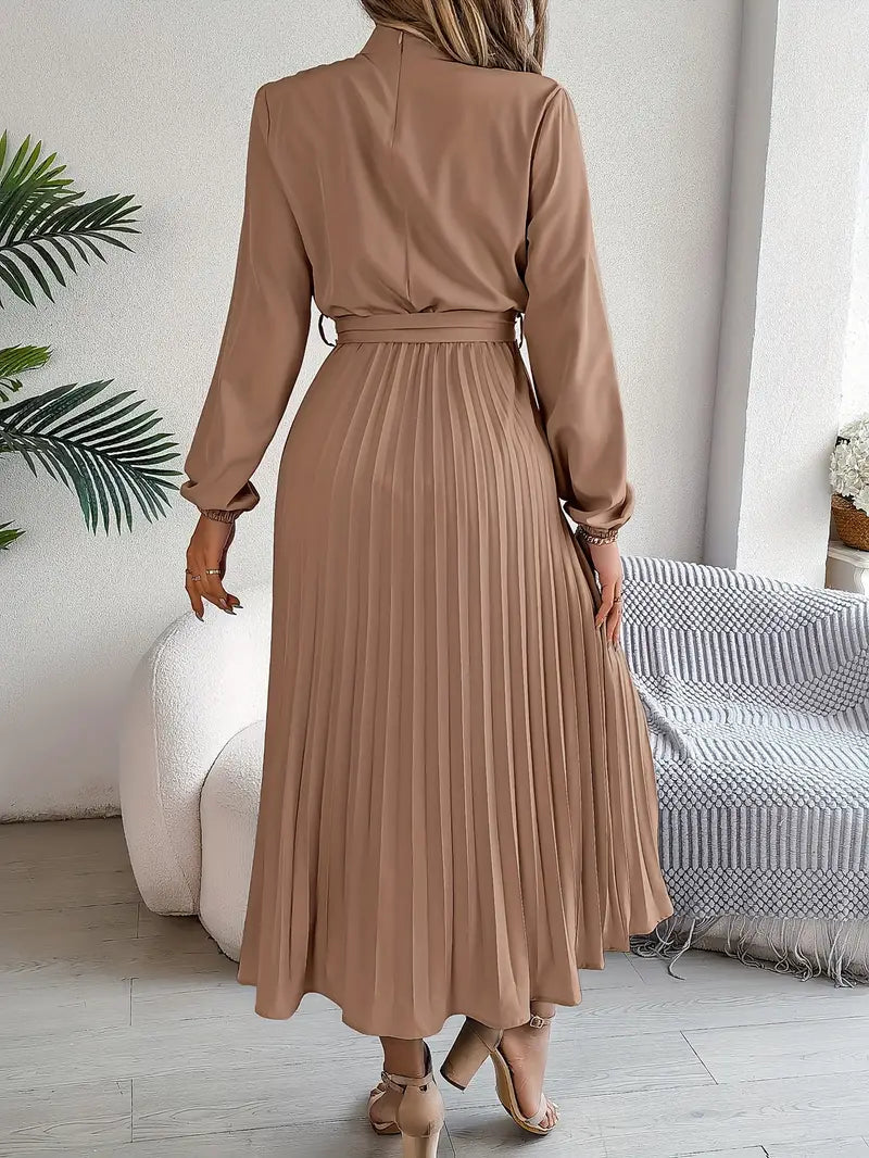 Rhea | Vestido plisado de manga larga con cinturón