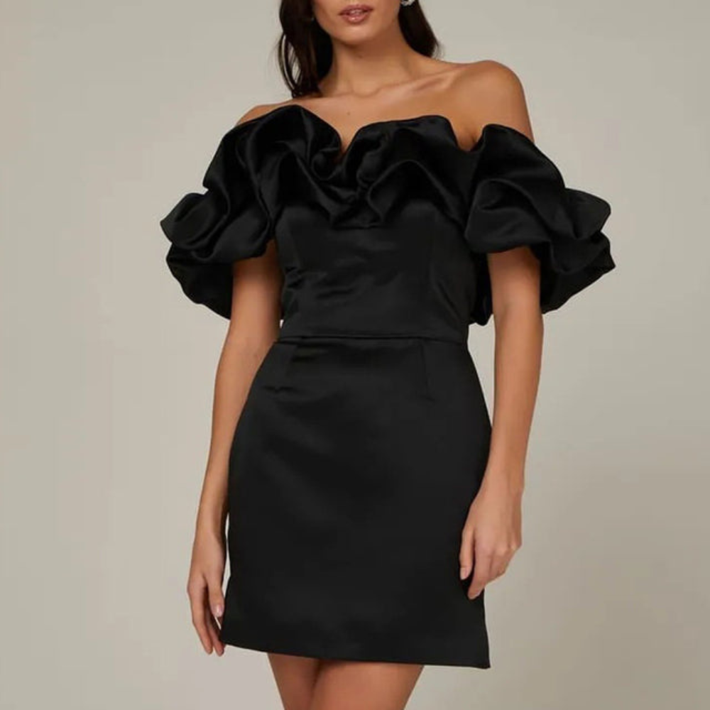 Luvia | Vestido mini con volantes y hombros descubiertos para mujer