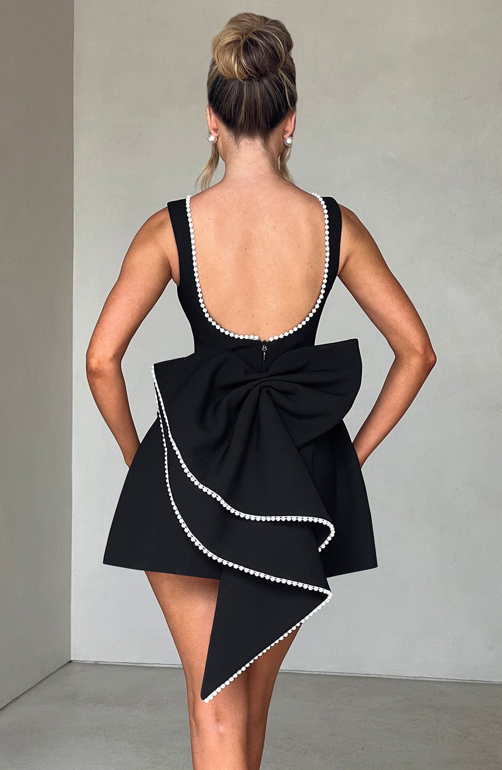 Tania | Vestido mini para mujer sin mangas con perlas y corte A