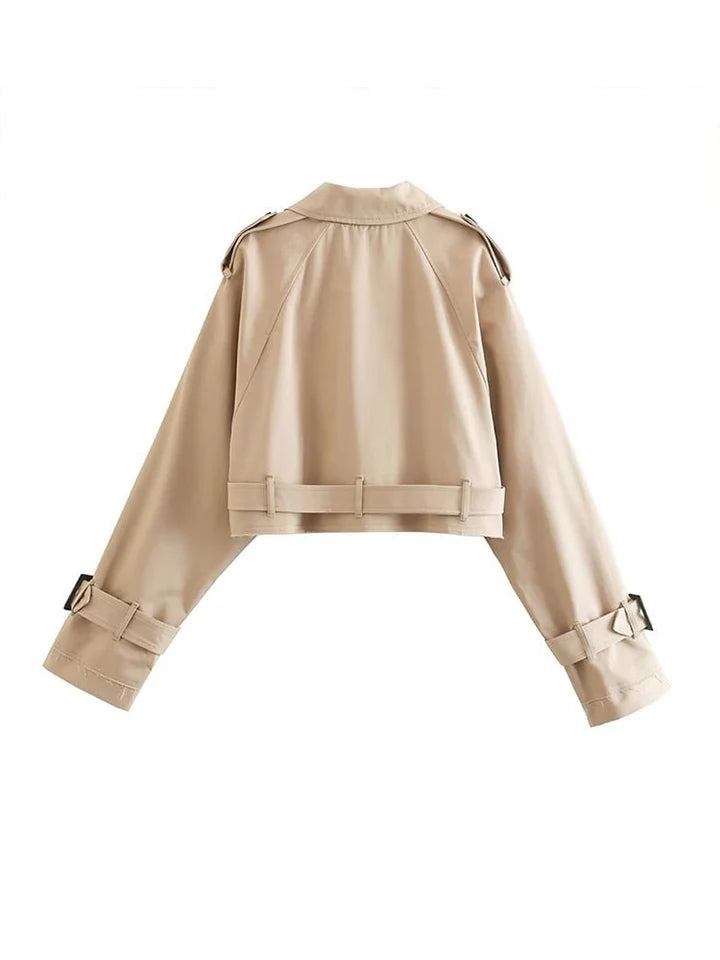 Trench coat corto beige para mujer con doble botonadura