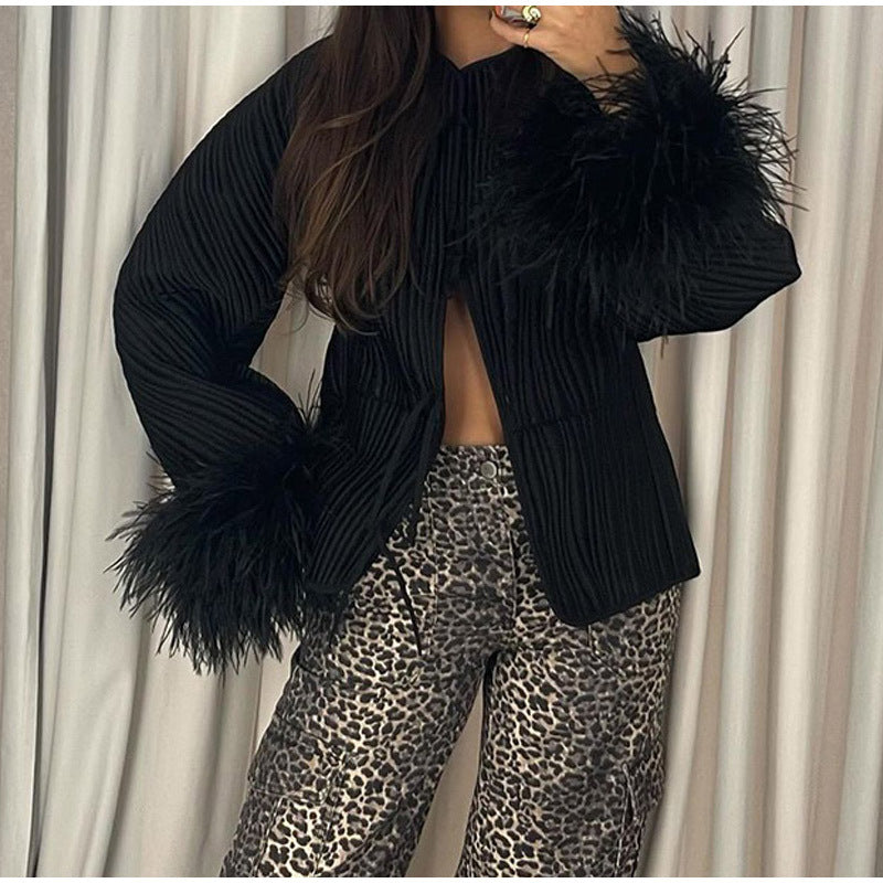 Chaqueta Negra Plisada con Puños de Plumas para Mujer | Ropa Exterior Elegante con Detalles Únicos