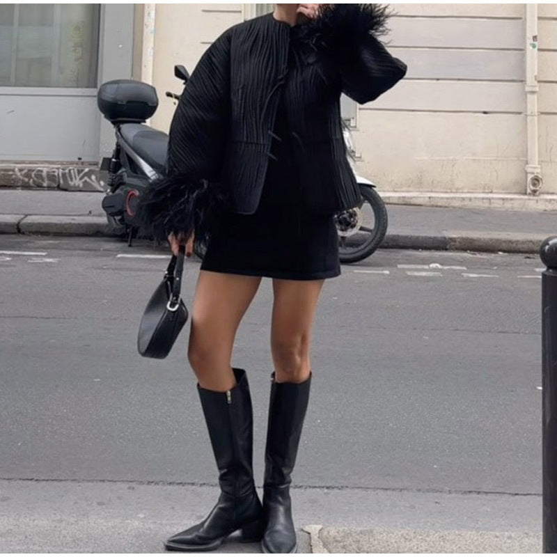 Chaqueta Negra Plisada con Puños de Plumas para Mujer | Ropa Exterior Elegante con Detalles Únicos