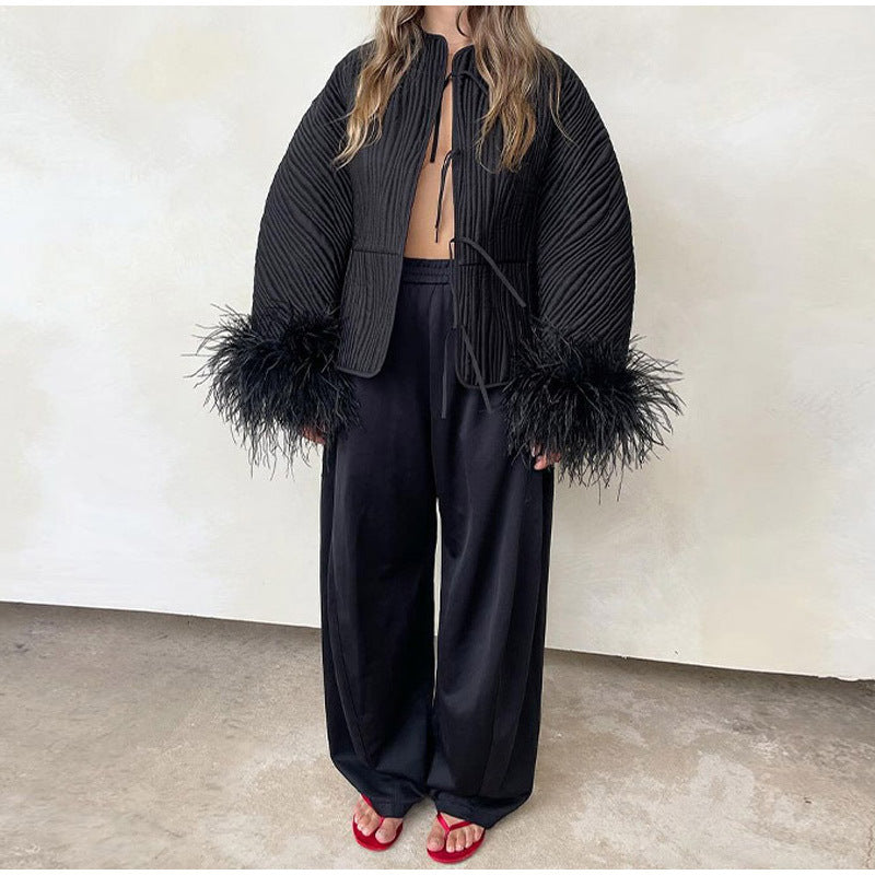 Chaqueta Negra Plisada con Puños de Plumas para Mujer | Ropa Exterior Elegante con Detalles Únicos