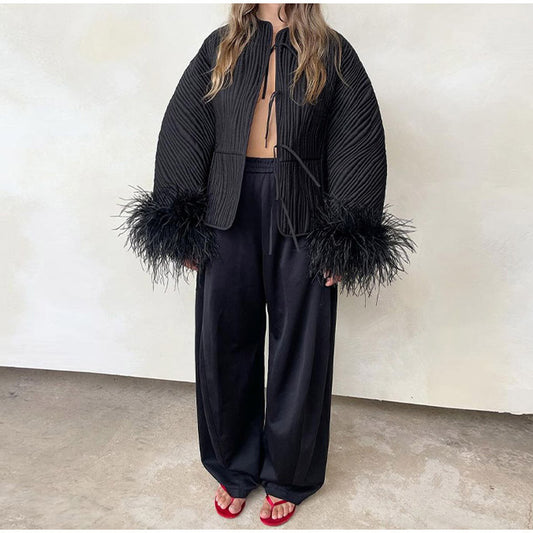 Chaqueta Negra Plisada con Puños de Plumas para Mujer | Ropa Exterior Elegante con Detalles Únicos